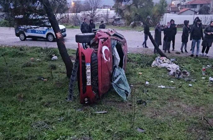 Balıkesir Çevre Yolu’nda takla atan otomobil yan yattı: 2 yaralı
