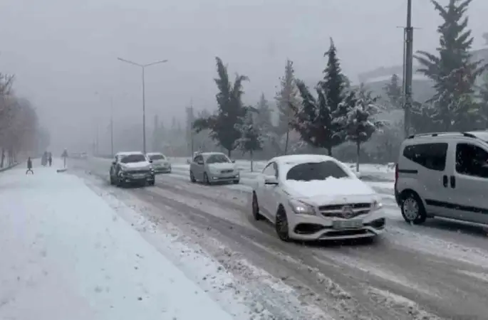Besni’de kar yağışı hayatı olumsuz etkiledi

