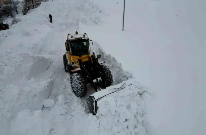 Bitlis’te köy yollarında karla mücadele çalışması