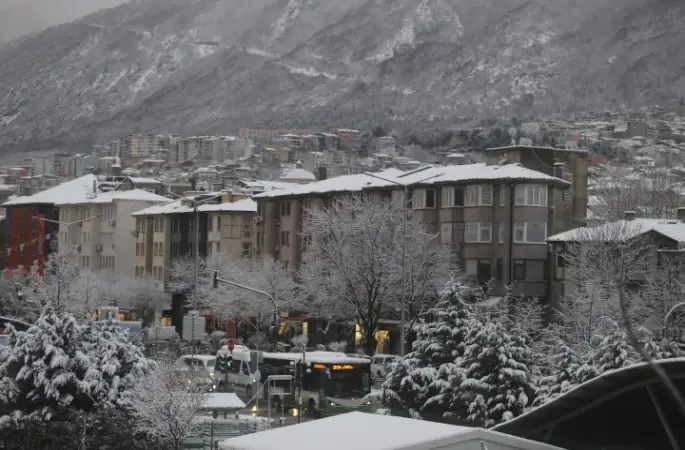 Bursa sabaha beyaz örtüyle uyandı..Ulaşımda aksamalar yaşandı
