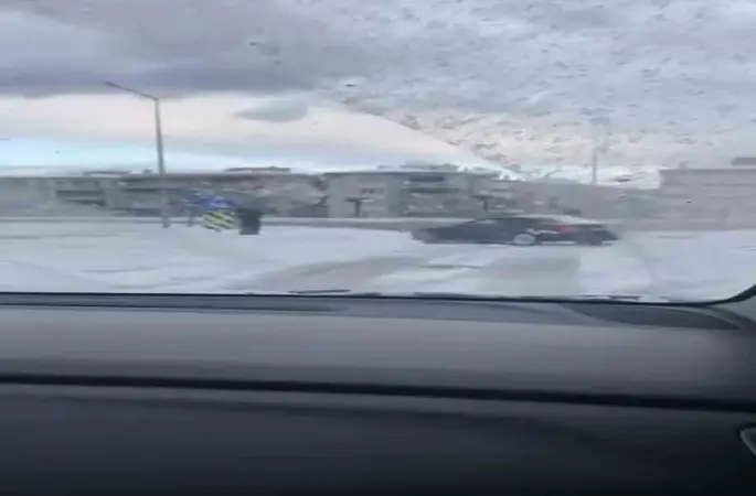 Bursa’da kar yağışını fırsat bildi, kavşakta drift attı
