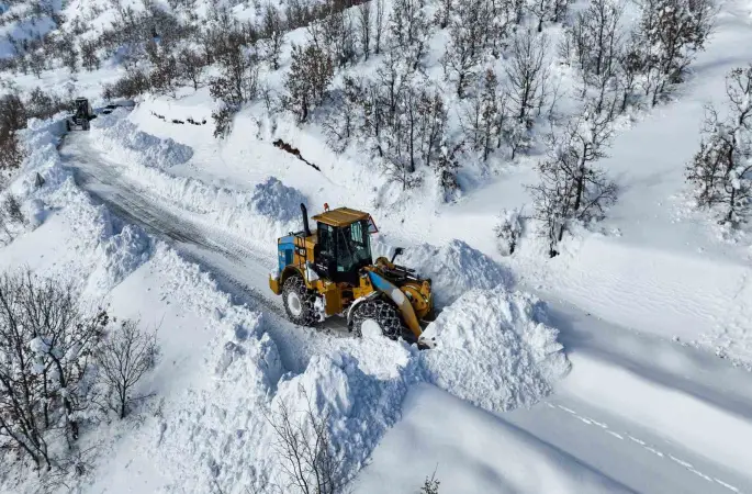 Çüngüş’te bin 500 metre rakımda yollar kardan temizleniyor