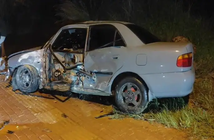 Direğe çarptı, hurdaya dönen araçtan yaralanmadan çıktı
