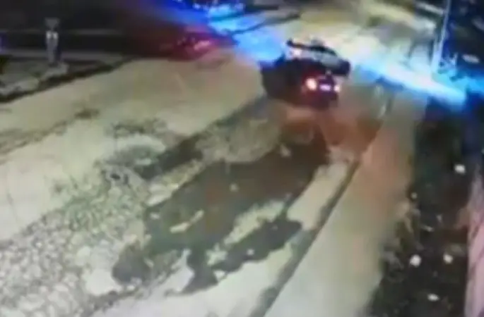 ’Dur’ ihtarına uymayan sürücü polis aracına çarptı, 2’si polis 3 yaralı: Sürücü tutuklandı
