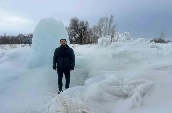 Hınıs’ta 4 metrelik buz kütlesi dikkat çekti
