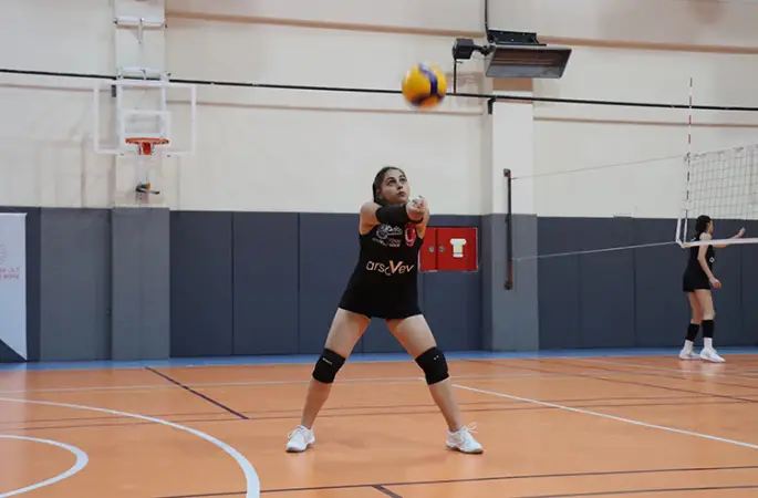 Hukuk öğrencisi genç voleybolcu Yaren, hem parkede hem adliyede başarı hedefliyor