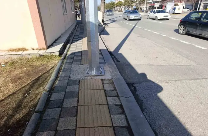 Kaldırımdaki engelli yolu üzerine direk diktiler