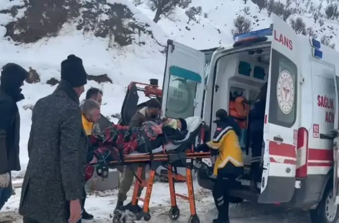 Karla kaplı mezrada hastaya ulaşmak için zamanla yarıştılar
