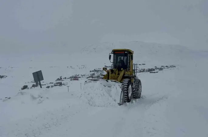 Kars’ta kar kaplanlarının 2 bin 100 rakımda zorlu mesaisi
