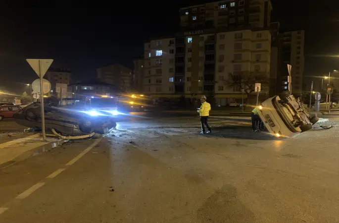 Kayseri'de iki otomobilin çarpıştığı kazada 2 kişi yaralandı