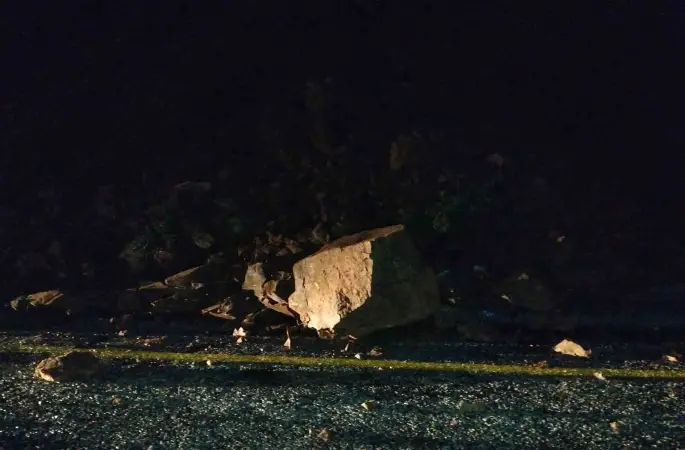 Marmaris’te toprak kayması nedeniyle yol trafiğe kapatıldı
