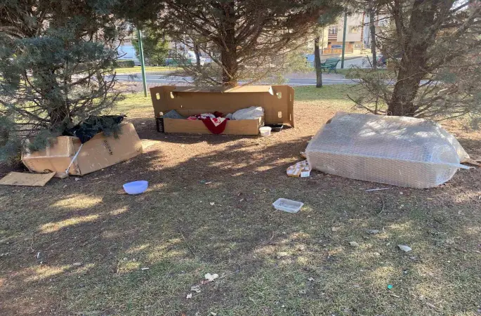 Soğuk kış şartlarında hayvanlar için korunaklı kulübeler yaptılar