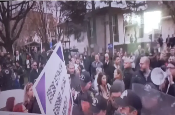 TBMM’de Taciz İddiasına Protesto: CHP’li Kadın Milletvekilleri ve Kadın Örgütleri Meclis Kapısında Eylem Yaptı