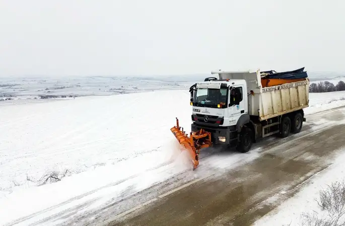 Tekirdağ Büyükşehir ekiplerinden kar mesaisi

