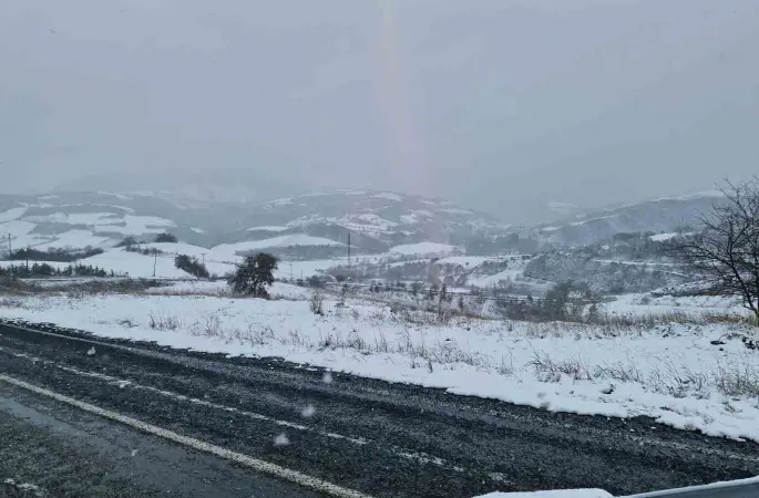 Tekirdağ’ın yüksek kesimleri yağan karla beyaza büründü
