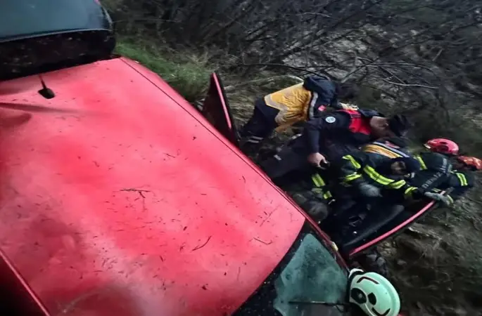 Uçuruma yuvarlanan araçta bulunan 2’si çocuk 5 kişi yaralandı
